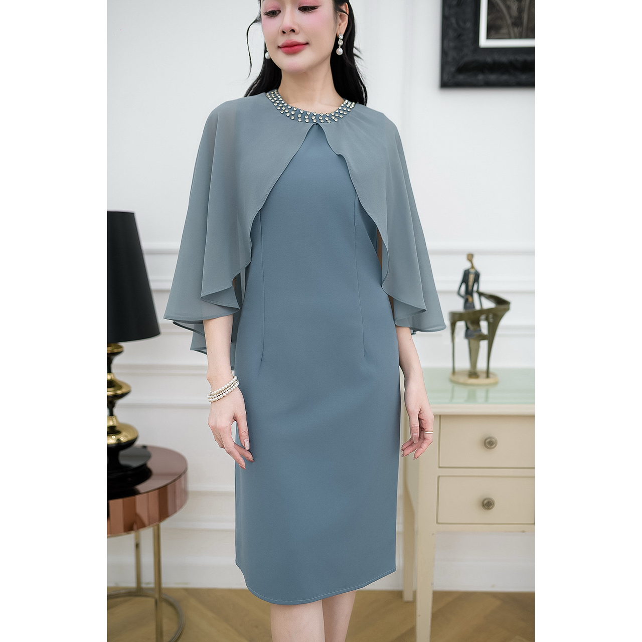 kudapy เดรสสไตล์คลุมไหล่ รอบคอแต่งเพชร ตัวเดรสเป็นงานผ้าทอผสมจะใส่สบายนุ่มผิว