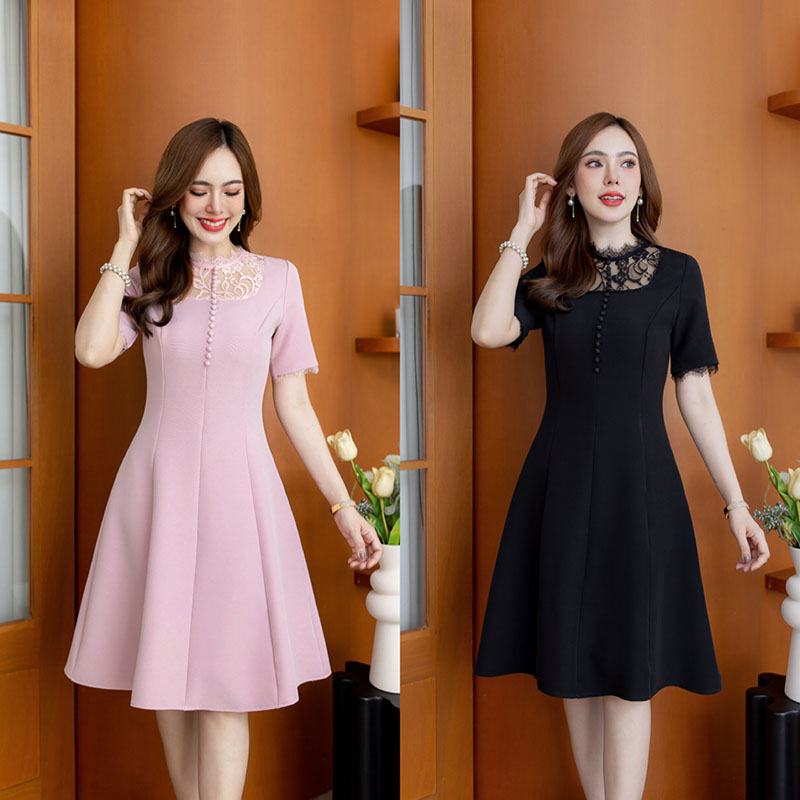 kudapy เดรสสั้นสีชมพู/สีดำ ผ้าพื้นอกลูกไม้ เย็บเข้ารูปสวย เน้นช่วงเอวใส่แล้วดูเพรียว ช่วงอกแต่งลูกไม้สวย มีดีเทลแต่งกระดุม และแต่งแซมด้วยลูกไม้ขนตาเบาๆ