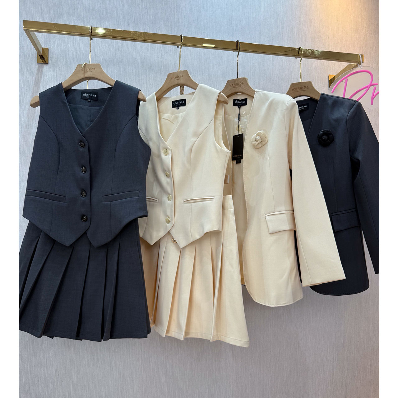 kudapy เซ็ท 4 ชิ้น เสื้อสูท+เสื้อ vestด้านใน +กระโปรง(กางเกงเป็นซับใน)+เข็มกลัดดอกไม้ ใช้ผ้าเดียวกันทั้งเซ็ท ตัวเสื้อสูทมีซับในอย่างดี