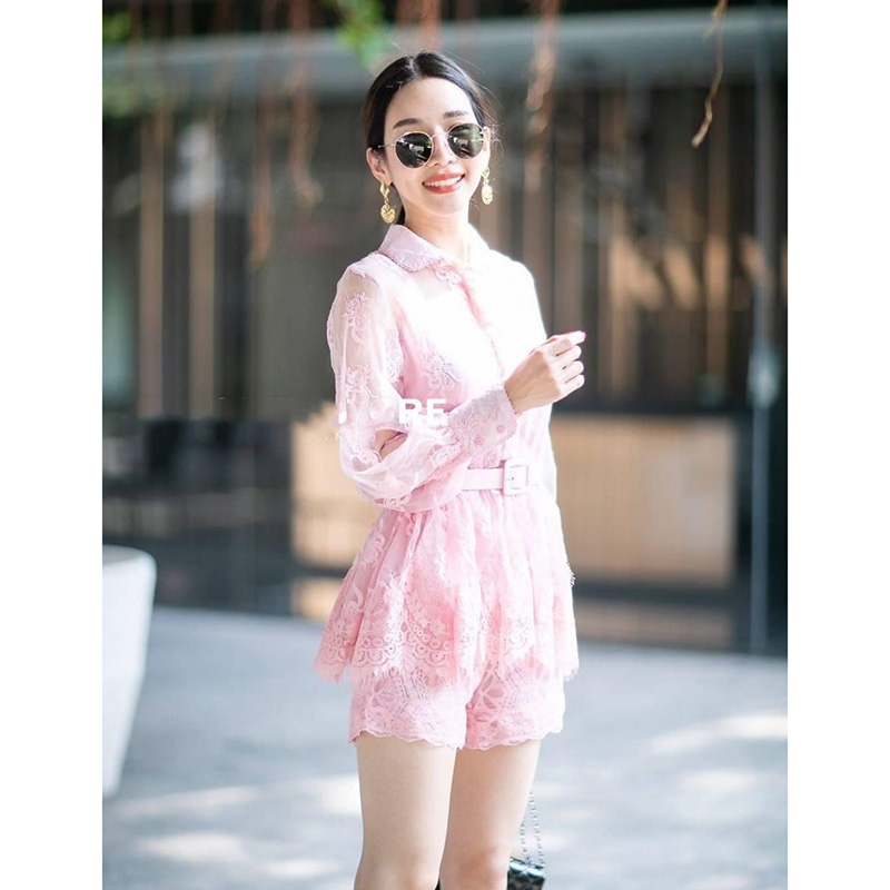 kudapy set ขาสั้นสีชมพู ประกอบร่างรอบกันมาทั้งหมด 4 ชิ้นนะคะ เสื้อตัวนอก เสื้อตัวใน กางเกง และเข็มขัด งานสวยมาก ลูกไม้แน่นนๆ