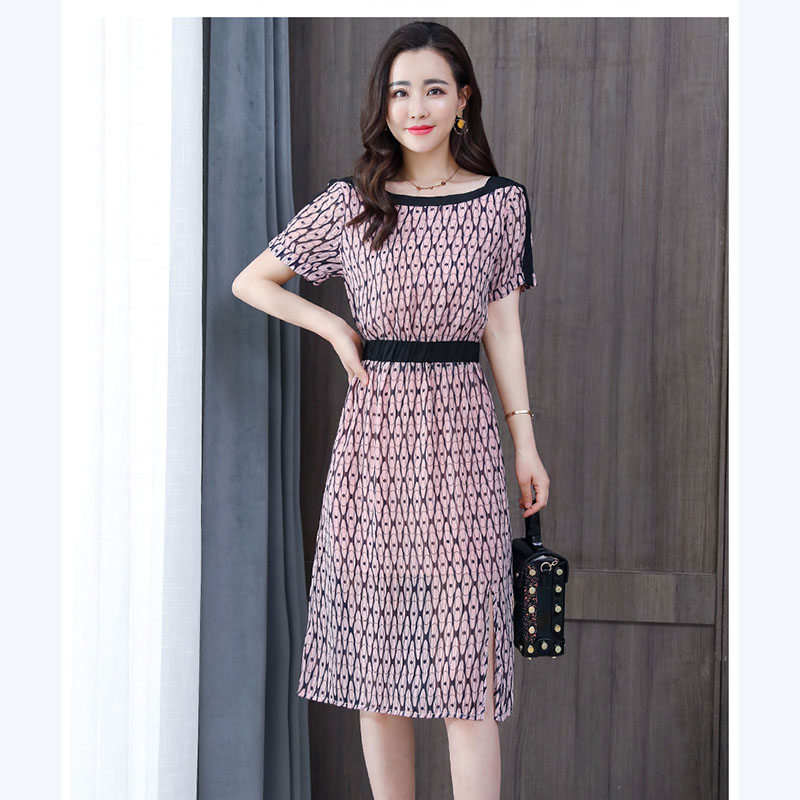 kudapy ชุดเดรสสั้นสีชมพู ใส่ทำงานผ้าชีฟองเนื้อดี พื้นสีชมพู พิมพ์ลายสีกรมท่าตามแบบ