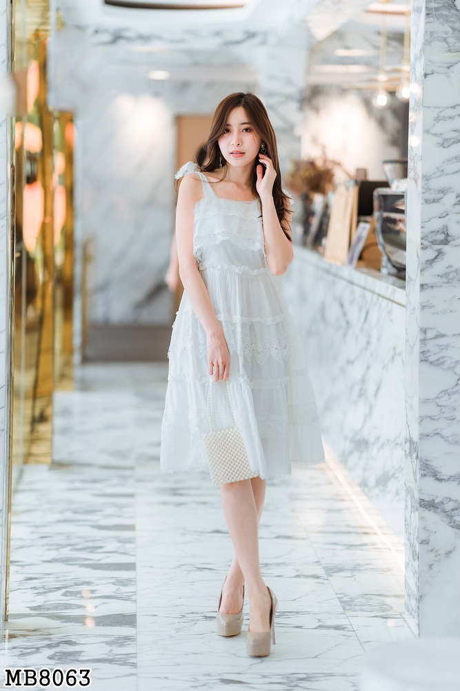 เดรสสั้นแขนกุดสีขาว เอวจั้มยืดหยุนได้ ไหล่ปรับได้หลายระดับ แต่งผ้าด้านหน้าอก ให้ดูพริ้ว M/L