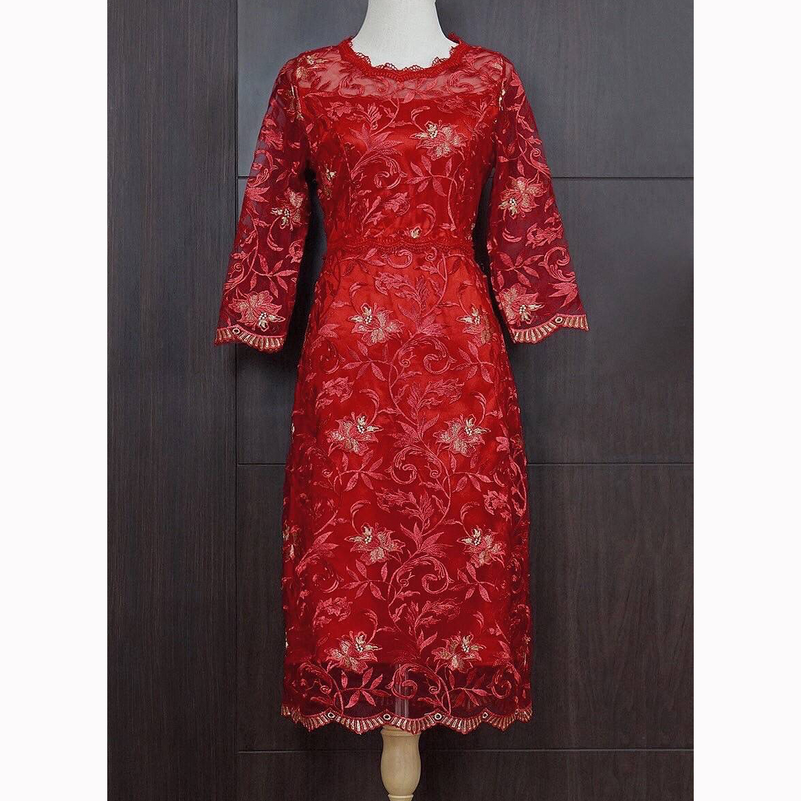 kudapy เดรสออกงานสีแดงสดปักดิ้นทอง เดรสตรุษจีน แต่งประดับขอบลูกไม้