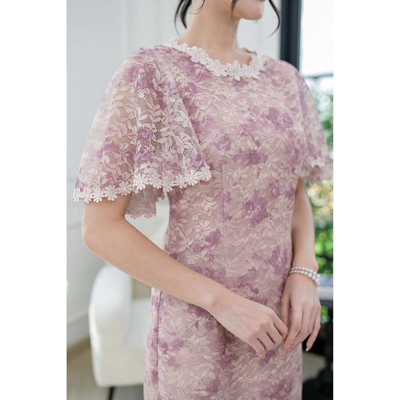 kudapy เดรสผ้าลูกไม้รุ่นนี้ผ้างานจริงจะสวยกว่าในรูปมากๆนะคะ เป็นงานผ้าลูกไม้เนื้อนิ่มทอผสมดิ้นทองอ่อนตามลายดอกไม้