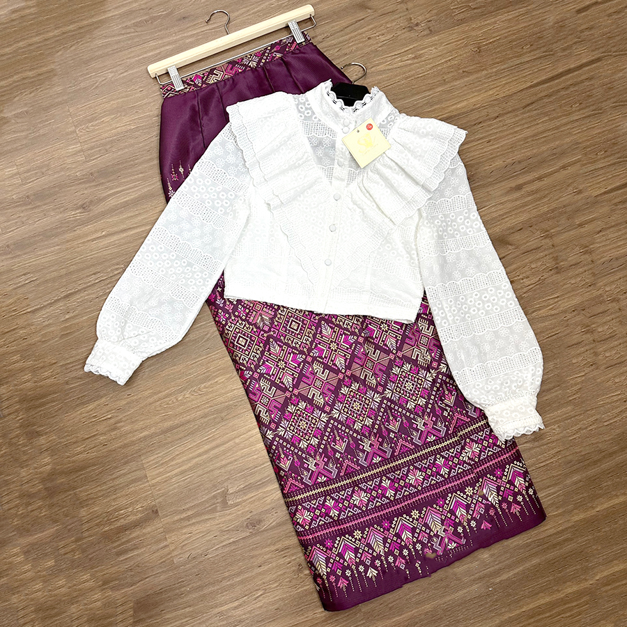 kudapy เสื้อลูกไม้ฉลุสีขาวแขนยาว + ผ้าถุงทอลายสีม่วง สีชมพู สีน้ำเงิน สีกรมท่า เซตเข้าชุดไปงานแต่งสวยๆ