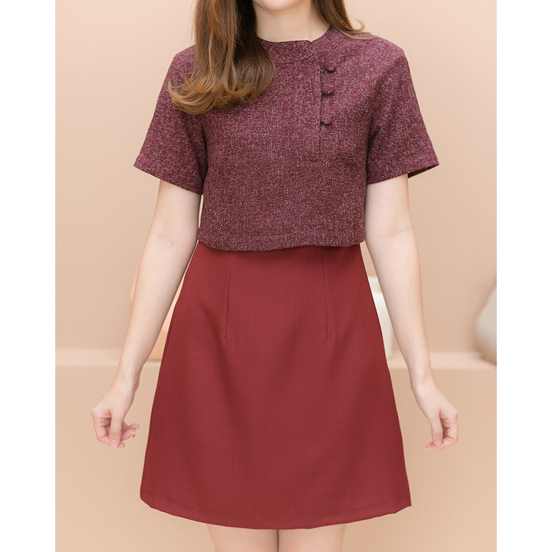 kudapy เดรสสั้นสีแดงเข้ม/สีม่วงลาเวนเดอร์ ทรงเอ ซิปหลังใส่ง่าย ตัวเสื้อผ้าชาแนล คอจีนติดกระดุมปั๊มสามารถแกะได้จริง ดีไซน์เย็บแยกชิ้นออกจากกระโปรง ดูภายนอกเหมือนใส่แยกชิ้นเก๋ๆ