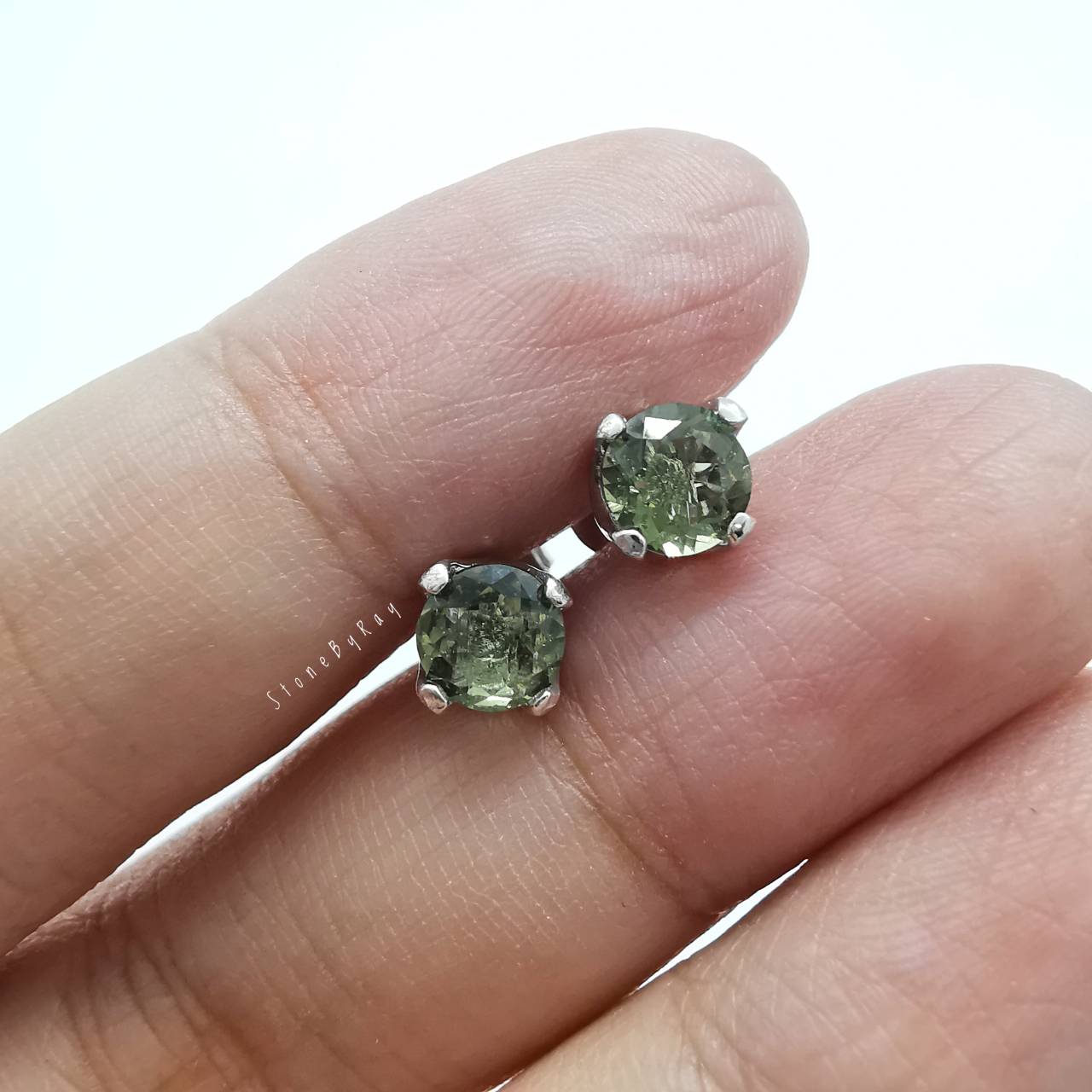 ต่างหูเงินสะเก็ดดาวโมดาไวท์ Moldavite