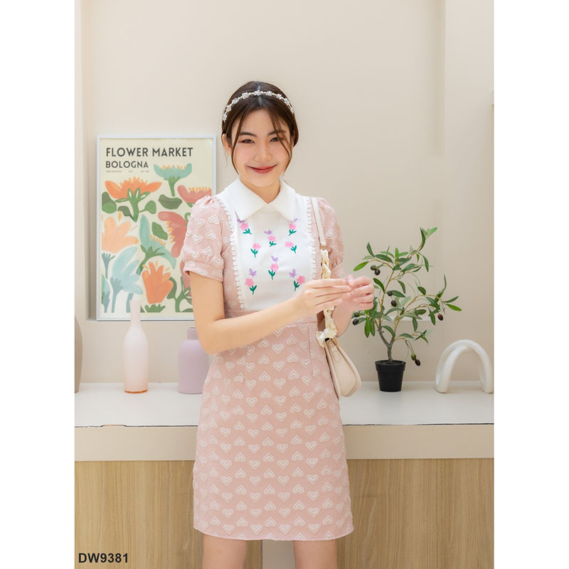 kudapy เดรสสั้นสีชมพู/สีฟ้า/สีเขียว คอปกแต่งอกลายดอกไม้