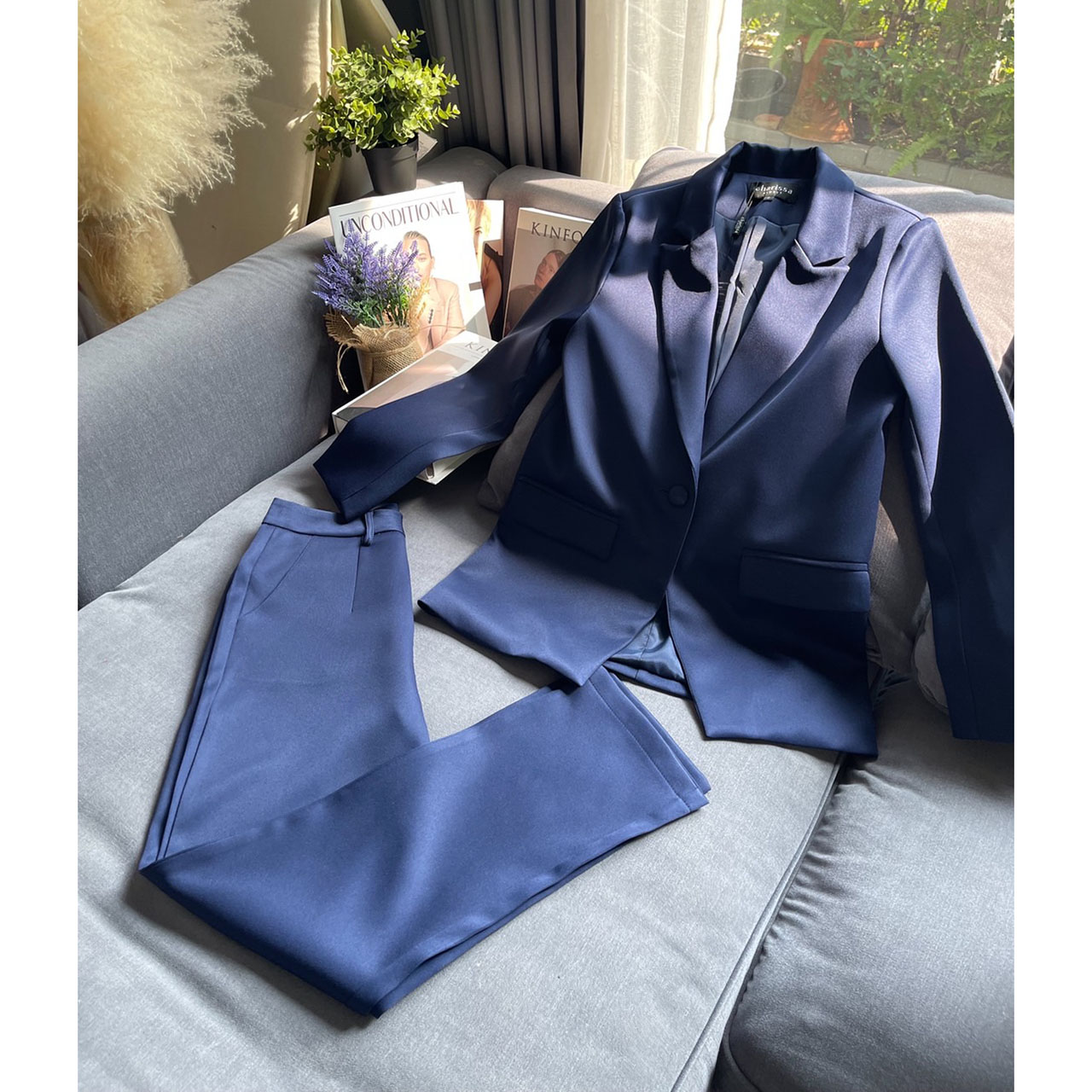 kudapy ชุดเสื้อสูทมีซับในอย่างดี แต่งกระดุมผ้าเดียวกับสีชุด มาคู่กับกางเกงขายาวใส่สบาย กระเป๋าใช้งานได้จริงทั้งเสื้อและกางเกง