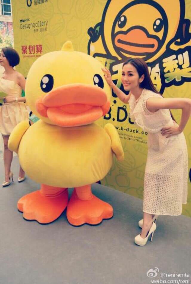 kudapy เดรสผ้าถักโครเชต์แขนกุดสีขาว แต่งระบายช่วงหน้าอกและเอว มาพร้อมสายเดี่ยวซับใน มีซิบด้านหลังช่วงกระโปรง