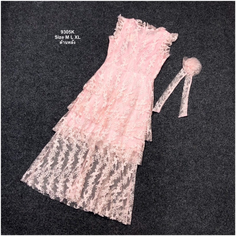 kudapy เดรสลูกไม้ยาวสีชมพู ทรงเข้ารูป ผ้าตาข่ายปักลายลูกไม้ปะการัง แต่งระบายรอบคอและวงแขน มีซิปหลัง