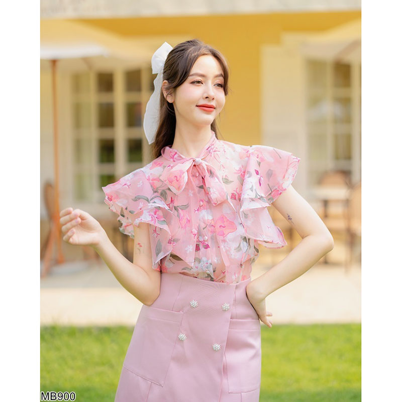 kudapy ชุดเซตเสื้อชีฟองสีชมพู แต่งลายดอก ดีเทลผูกโบว์ แมตช์กับกระโปรงทรงลุคเกาหลีสุดปัง