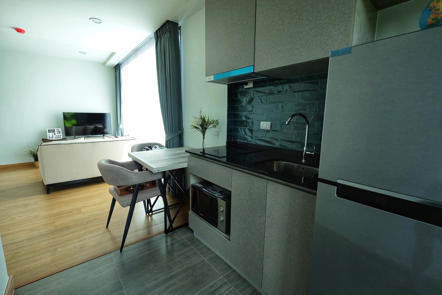 สนใจชมห้องติดต่อได้เลย Line ID: Smile-easy ปล่อยเช่าคอนโด The Unique Ekamai-Ramintra (ดิ ยูนีค เอกมัย-รามอินทรา) - 1ห้องนอน 1ห้องน้ำ 1ห้องนั่งเล่น - ใกล้ Central Festival East Ville - ขนาดห้อง 38 ตรม. ชั้น 2 ตึก A