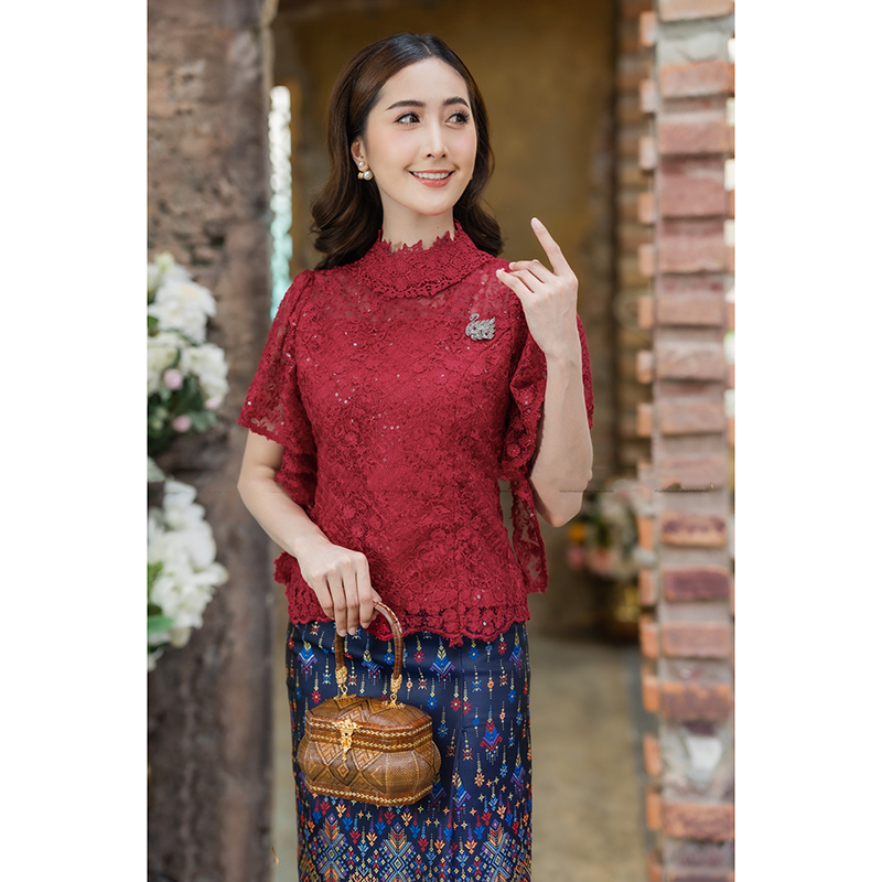 kudapy เสื้อลูกไม้พรีเมี่ยมสวยแดง / ทอง ผ้าลูกไม้ 3 มิติดอกนูน มีชิปซ่อนหลัง แขนดีไซค์เก๋ ปักเลี่ยมสวยงาม (เฉพาะเสื้อ 1890) ทั้งชุด 3990 ส่งฟรี