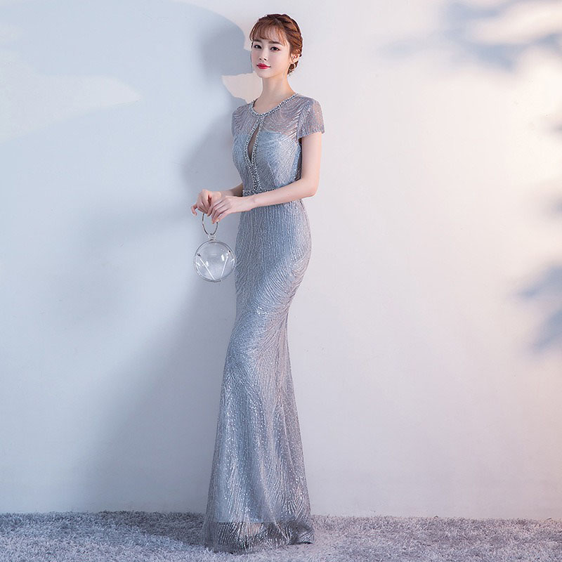 kudapy ชุดราตรียาวสีเทาเงิน/สีแดง เดรสออกงานยาวช่วงปกปักคริสตรัล แขนสั้น กระโปรงทรงหางปลา สวยหรูดูแพง เหมาะสำหรับใส่เป็นชุดราตรี ชุดออกงาน ชุดไปงานแต่ง