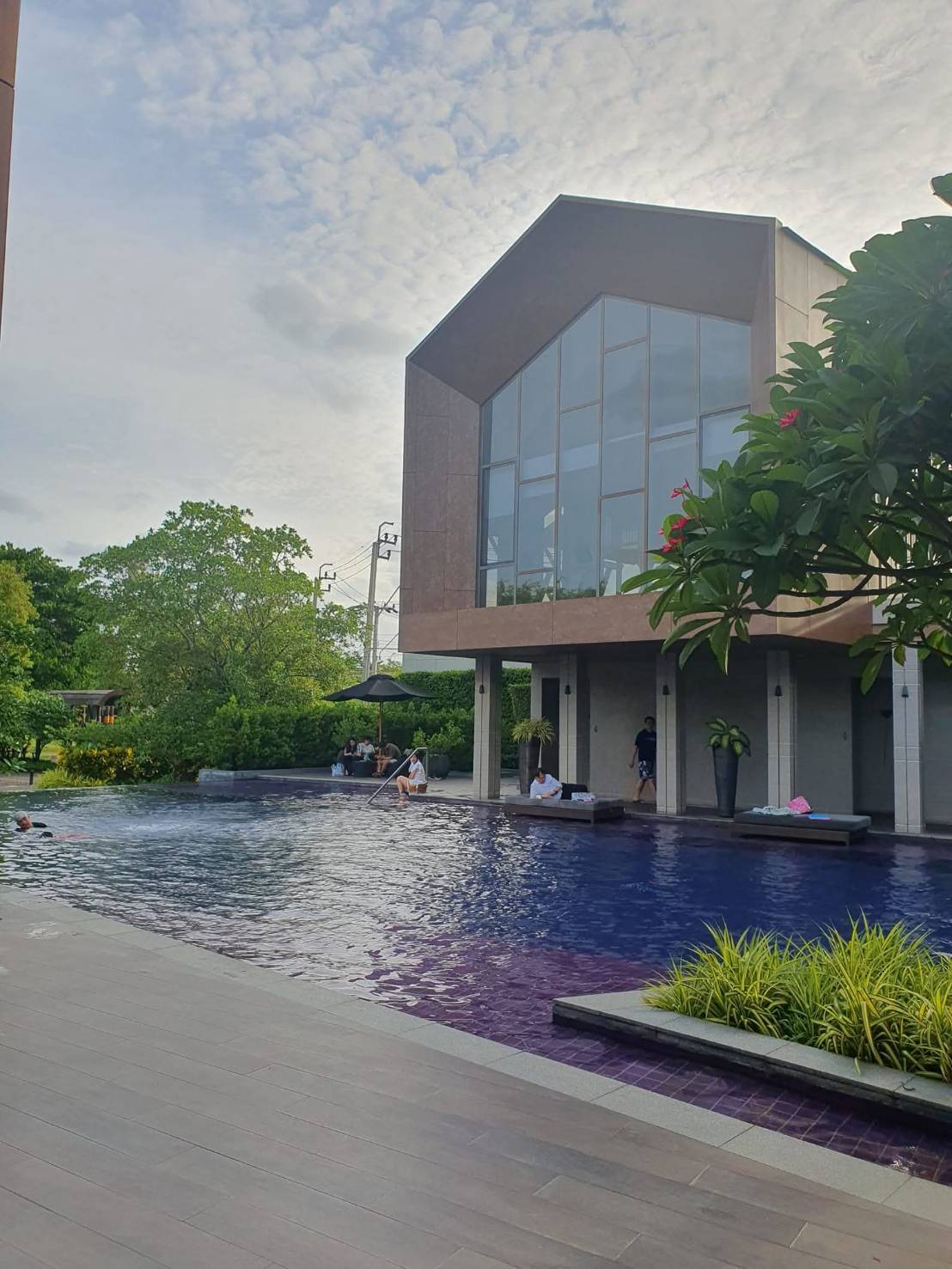 ขายบ้านเดี่ยว หมู่บ้านเศรษฐสิริ จรัญ–ปิ่นเกล้า 2 โซนพื้นที่ ถนน เลียบทางรถไฟตลิ่งชัน ขนาดที่ดิน 61 ตารางวา ต่อเติมชั้นลอยแล้ว • บ้านอายุเพียง 2 ปี ดูแลดีมากๆ • 4 ห้องนอน 4ห้องน้ำ