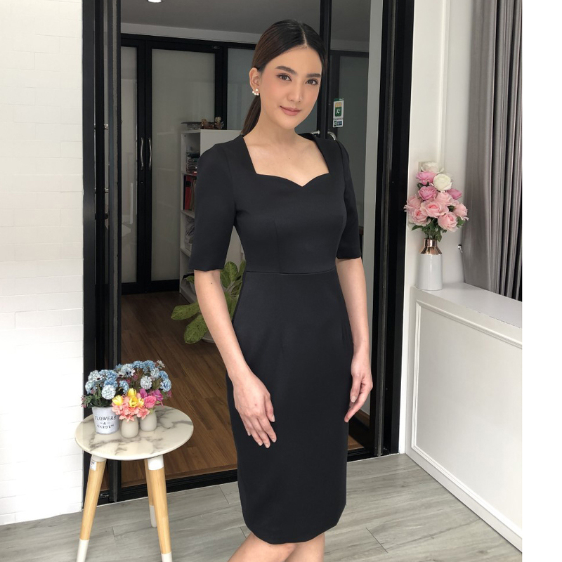 kudapy เดรสสั้นสีฟ้า/สีดำ เรียบหรูตามสไตล์สาว มีดีเทลคว้านคอเป็นรูปหัวใจ ให้ลุคสวยหวานชวนมอง