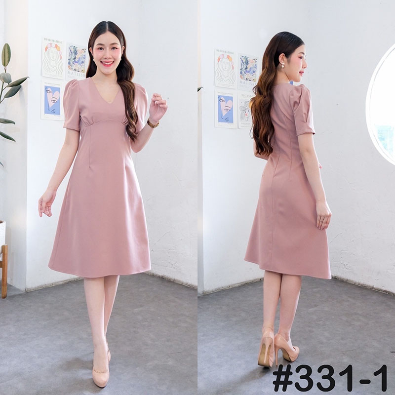 kudapy เดรสสั้นสีชมพู/สีโอโรส/สีดำ/สีคาราเมล คอวี ดีเทลจีบแขนตุ๊กตา เอวตีเกร็ดหน้า ใส่แล้วมีช่วงเอวยาว วัยรุ่น วัยทำงาน เนื้อผ้าเปเป้บาร์บี้คล้ายผ้าเกาหลี พริ้วลื่นเนื้อผ้าเย็น ใส่สบาย