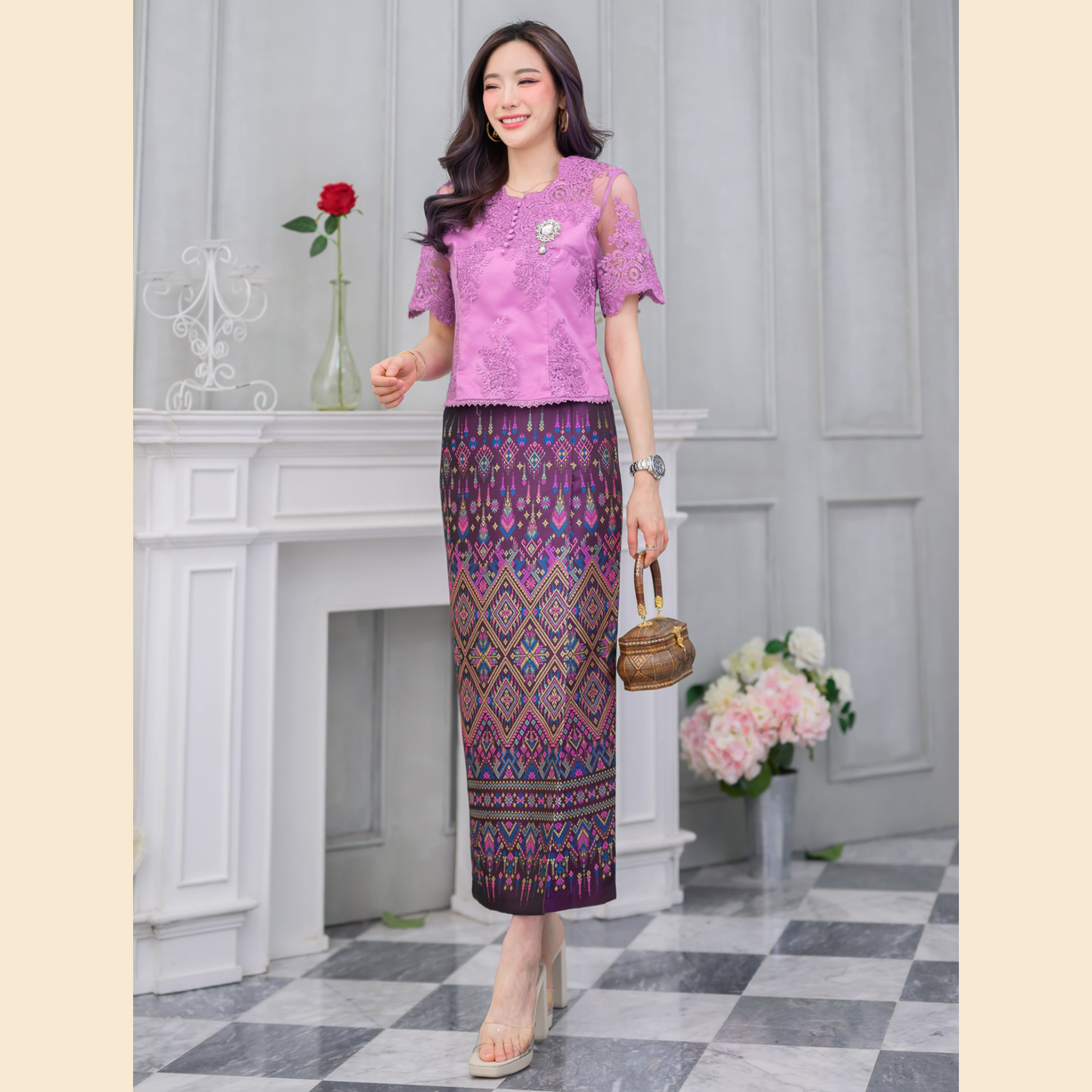 kudapy เสื้อลูกไม้สีทอง สีม่วง คอวีแต่งหยัก แขนสั้นลายสามมิติ เอวเก็บทรงสวยมากค่ะ (เฉพาะเสื้อนะคะ)