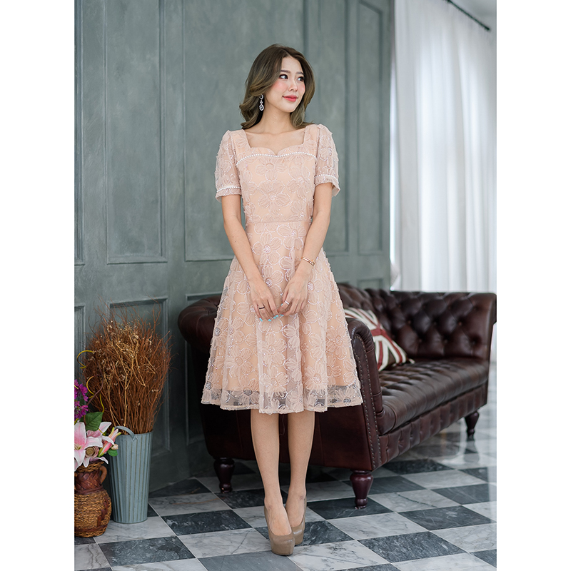 kudapy เดรสสั้นสีขาว/สีน้ำตาลทองอ่อน ผ้านุ่มฟูลายดอกไม้ ผ้าตาข่ายลายนูนฟู ลายดอกไม้ รอบดอกไม้ตกแต่งด้วยเลื่อมใสๆรอบดอกไม้