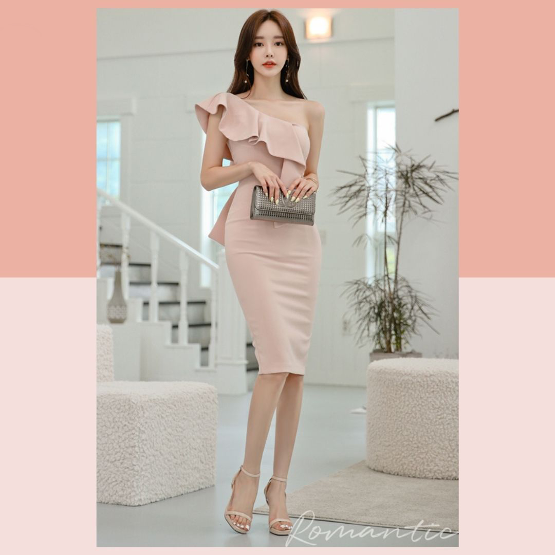 kudapy ชุดเดรสสั้นใส่ออกงานสีแดง/สีชมพู ทรงเข้ารูป ไหล่เฉียงแต่งระบาย ชุดราตรี ชุดออกงาน ชุดไปงานแต่งงานงานสีแดง