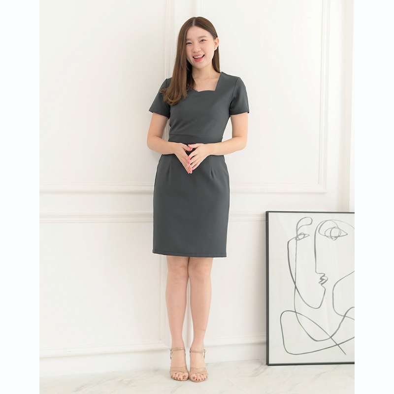 kudapy เดรสสั้นคอหัวใจแขนสั้นสีเทาเข้ม/สีแดงเข้ม/สีดำ เข้ารูปเอว ทรงสวยเป๊ะมาก เนื้อผ้าหนามีน้ำหนัก ซับในทั้งตัว ใส่ได้ตลอด