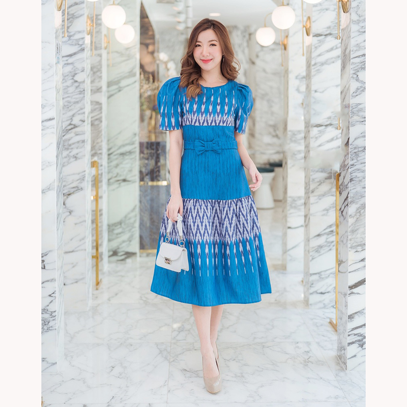 kudapy เดรสผ้าไทยยาวคลุมเข่าสีกรม/สีชมพู คอกลมแขนตุกตา ติดโบว์รัดเอวลายไทยสวยใส่สบายดูดี ซับหลังอย่างดี