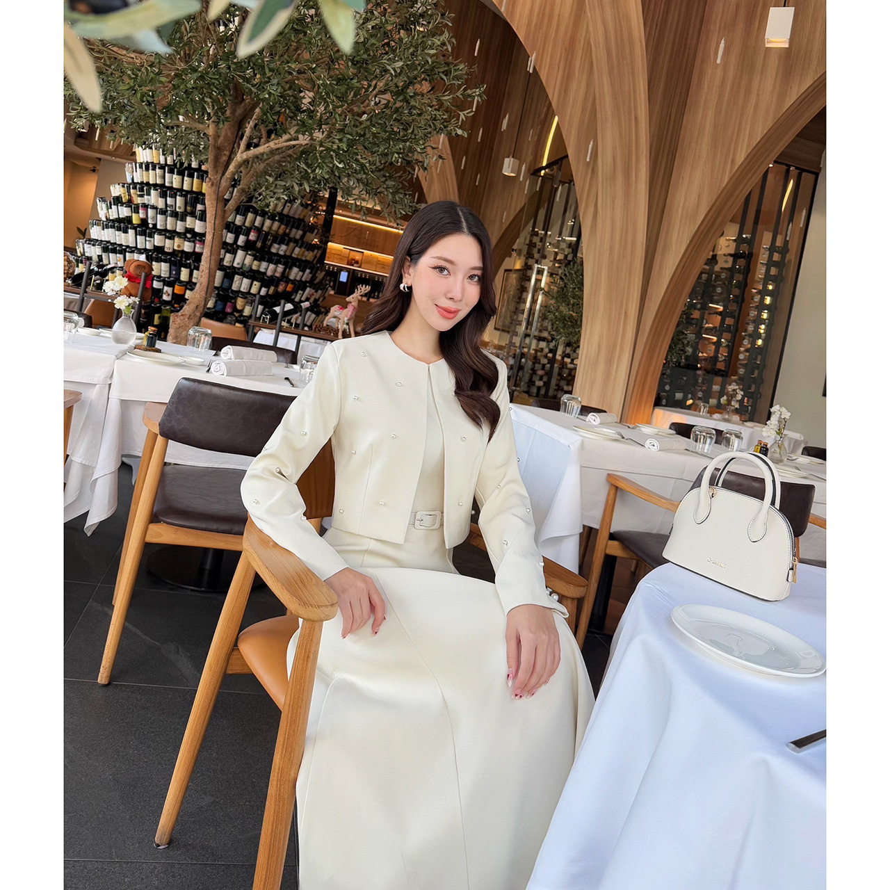 kudapy เซ็ท 3 ชิ้น เดรสออกมาให้เข้ารูปเอวสูง มีฟองน้ำในตัว ซิปด้านหลัง เสื้อครอปสวยหรูด้วยการตกแต่งไข่มุก มีตะขอติดเสื้อให้ ครอปมีรองบ่าบางๆ