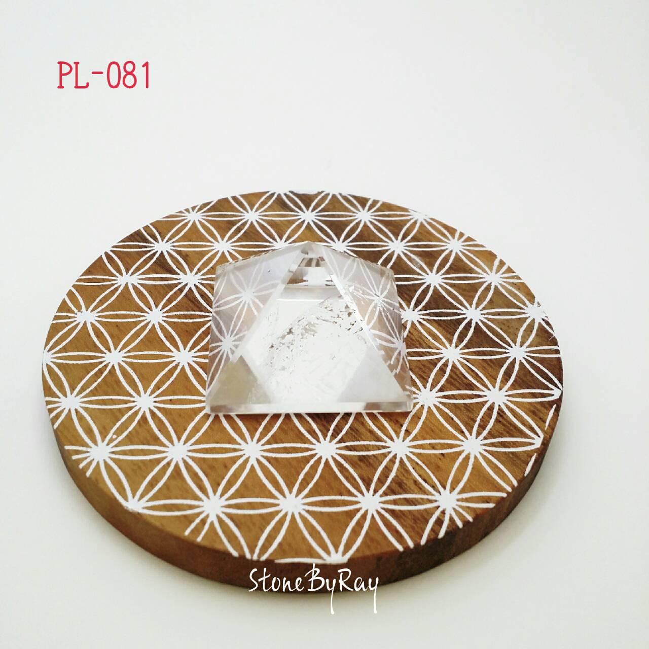 หินคริสตัลควอตซ์เจียรทรงพีระมิด PL-081