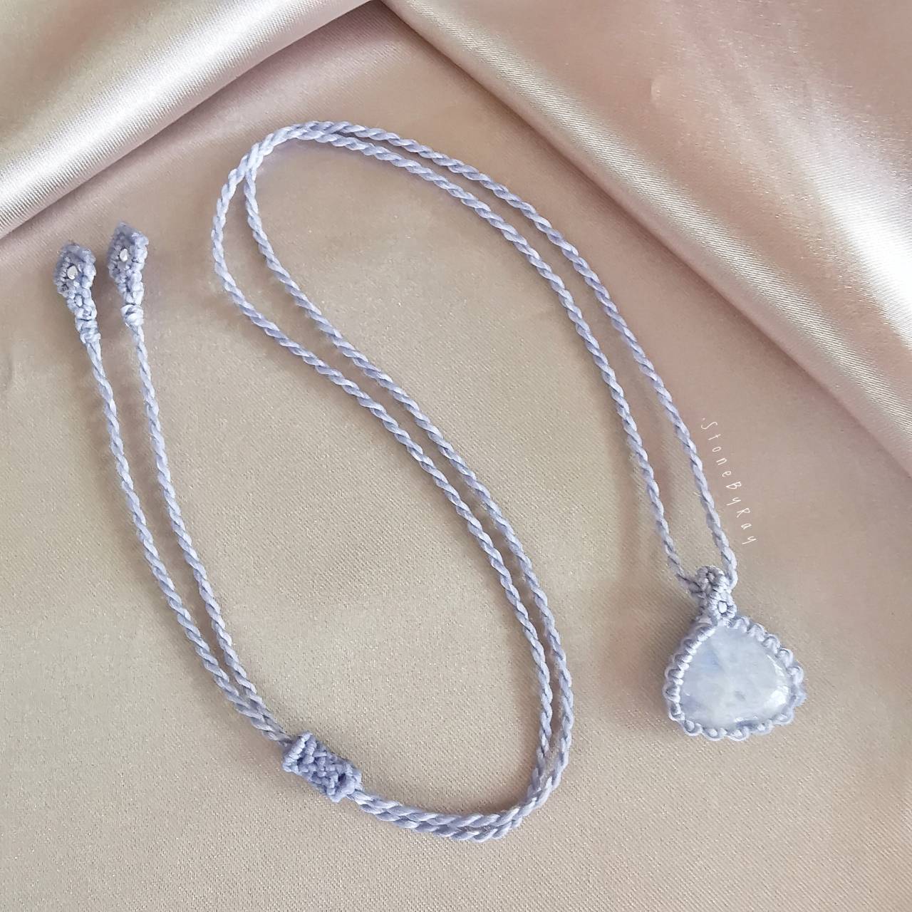 สร้อยคอเชือกถักจี้หินเรนโบว์มูนสโตน Rainbow Moonstone