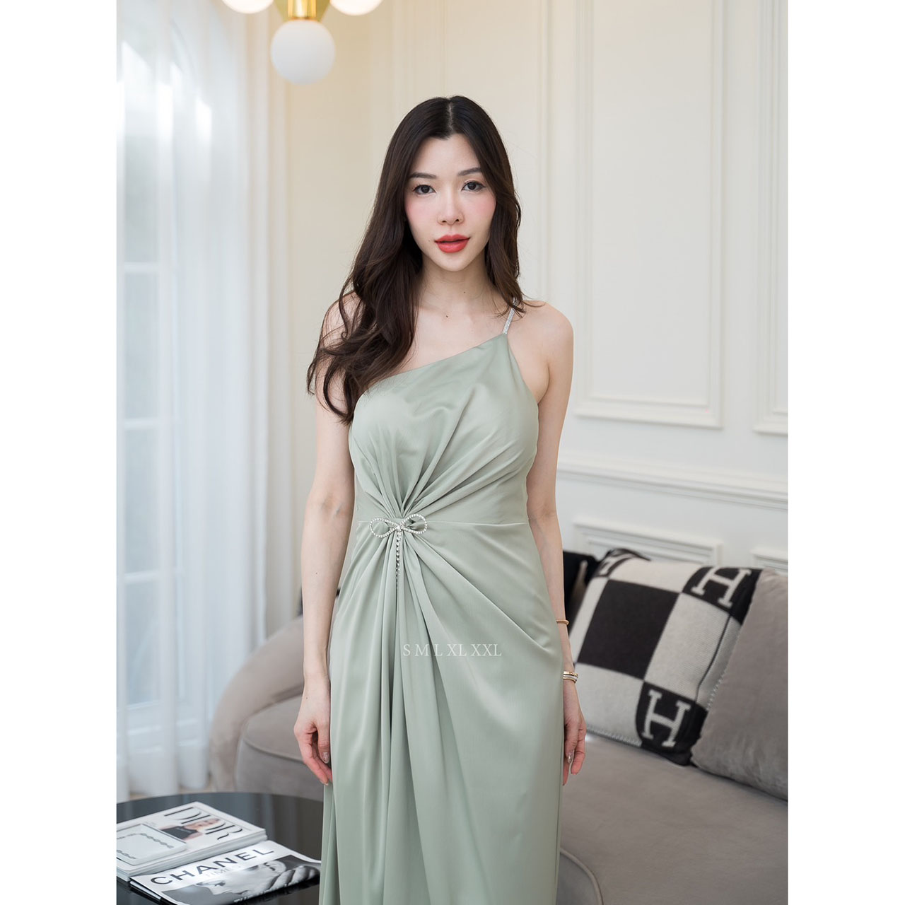 kudapy เดรสยาวสีโอวัลติน/สมิ้นอมฟ้า/สีชมพูกลีบบัว/สีกรม/สีชาเขียว ชุดราตรียาวไหล่เบี่ยงสายเพชรแต่งมัดเอวติดเข็มกลัดเพชรโบว์ งานพรีเมี่ยมผ้าเครปซาติน ซับในเกรดเอ ซิปด้านหลัง สวยหรู