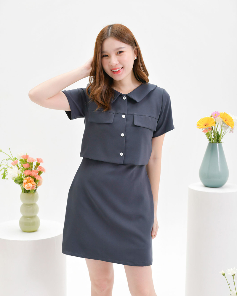 kudapy kudapy kudapy เดรสสั้นสีเทาเข้ม/สีเขียวทหาร/สีกรม คอปก คัทติ้งตัดต่อช่วงอก เพิ่มดีเทลปากกระเป๋าเก๋ๆ ดีไซน์น่ารัก กระดุมอกแกะได้จริง เพิ่มความชิคๆเก๋ๆ ใส่สวยปัง