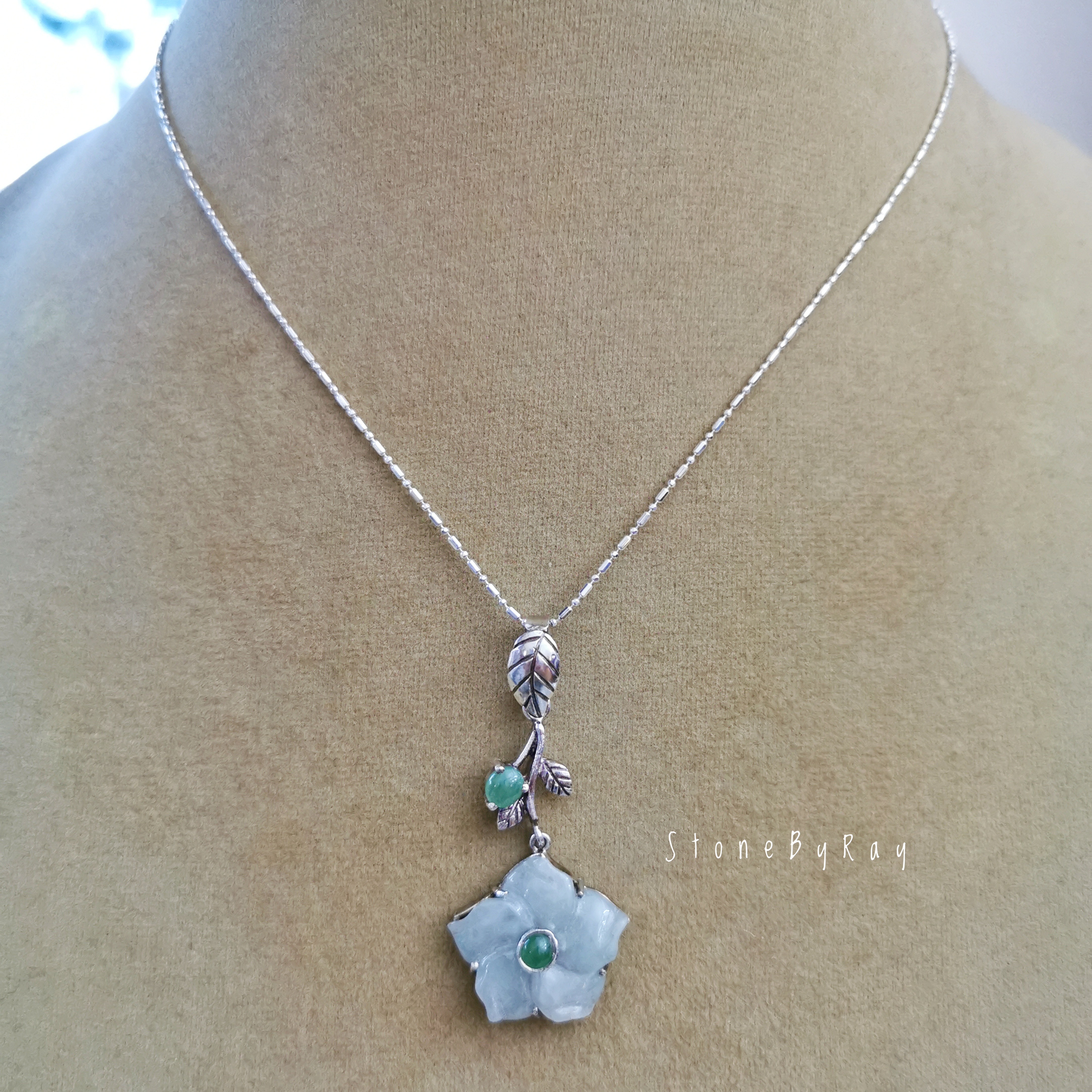 สร้อยคอเงินจี้หยกแกะสลักรูปดอกไม้