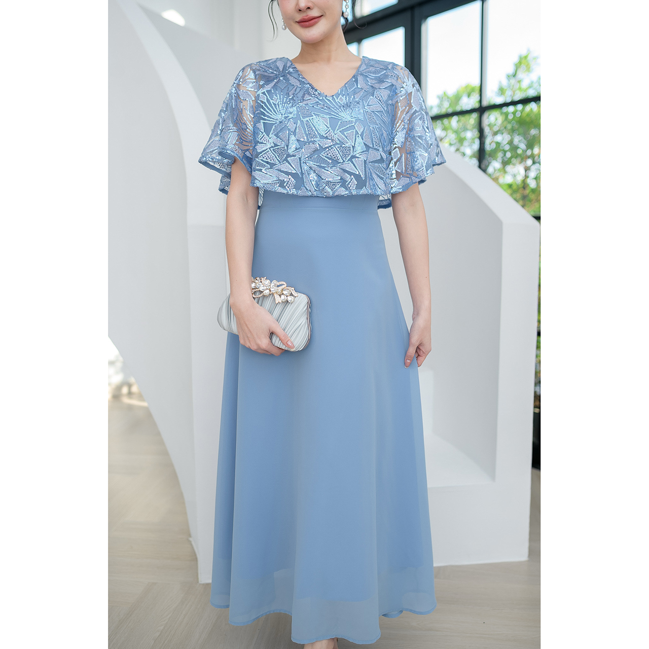 kudapy แม็กซี่เดรส คลุมไหล่หรูหรา ตัวเดรสเป็นงานผ้าชีฟอง ผ้าลูกไม้เลื่อม