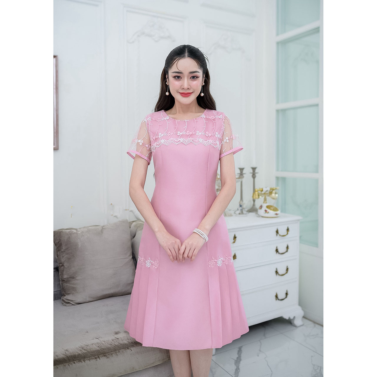 kudapy เดรสสั้น ผ้าไหมกระโปรงทวิสลูกไม้ปัก กระโปรงเป็นทรงเอ ด้านข้างทำเป็นจีบทวิสทั้งสองข้าง แต่งลูกไม้ดอกไม้ทูโทนประดับทั้งสองด้าน