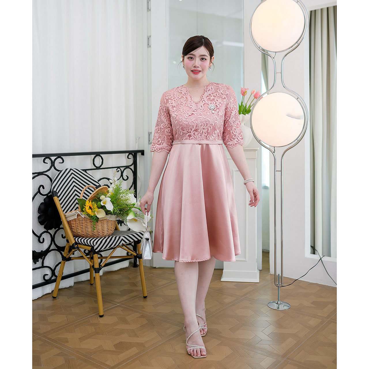 kudapy เดรสสั้นสีชมพูโรสโกลด์/สีกรม เดรสออกงาน ลูกไม้ช่วงตัวเสื้อเป็นงานปักสวยๆช่วงคอใช้เชิงผ้าแต่งเป็นคอวีสวย