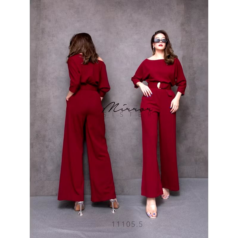 kudapy จัมพ์สูทขายาว ช่วงบนเป็นเสื้อไหล่ตกหรือปาดไหล่ ช่วงกางเกงทรงกระบอกใหญ่ มาพร้อมเข็มขัด