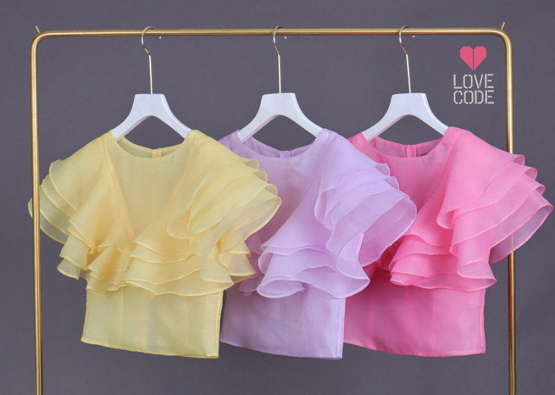 kudapy เสื้อไปงาน ผ้าแก้วคอปาดแคบสีครีม/สีม่วง แต่งระบายช่วงแขนเป็นทรงหน้าอก V Shape ระบาย 4 ชั้นสวยหรูมากๆค่ะรุ่นนี้