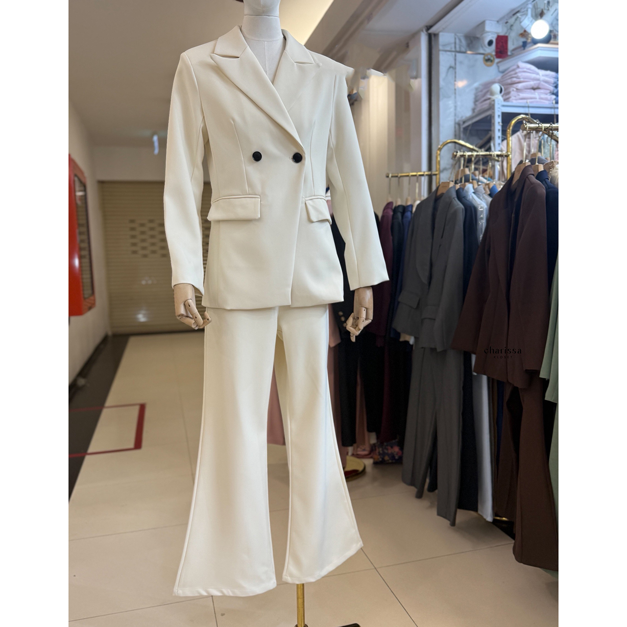 kudapypy ชุดเซ็ทเสื้อสูท ปกสูท มีรองบ่าๆเพื่อให้เป็นทรงสวย ออกแบบกระเป๋าให้สามารถใช้งานได้ มาพร้อมกับกางเกงใช้ผ้าเดียวกับเสื้อสูท