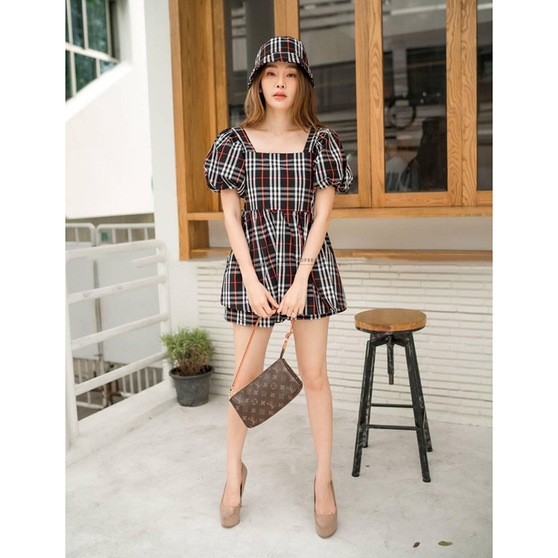 kudapyเซ็ทขาสั้นสีครีม/ดำ/น้ำตาล สุดชิค กับผ้าลาย burburry minidress ใส่แมชกับหมวก และขาสั้น บอกเลยว่า ปัง