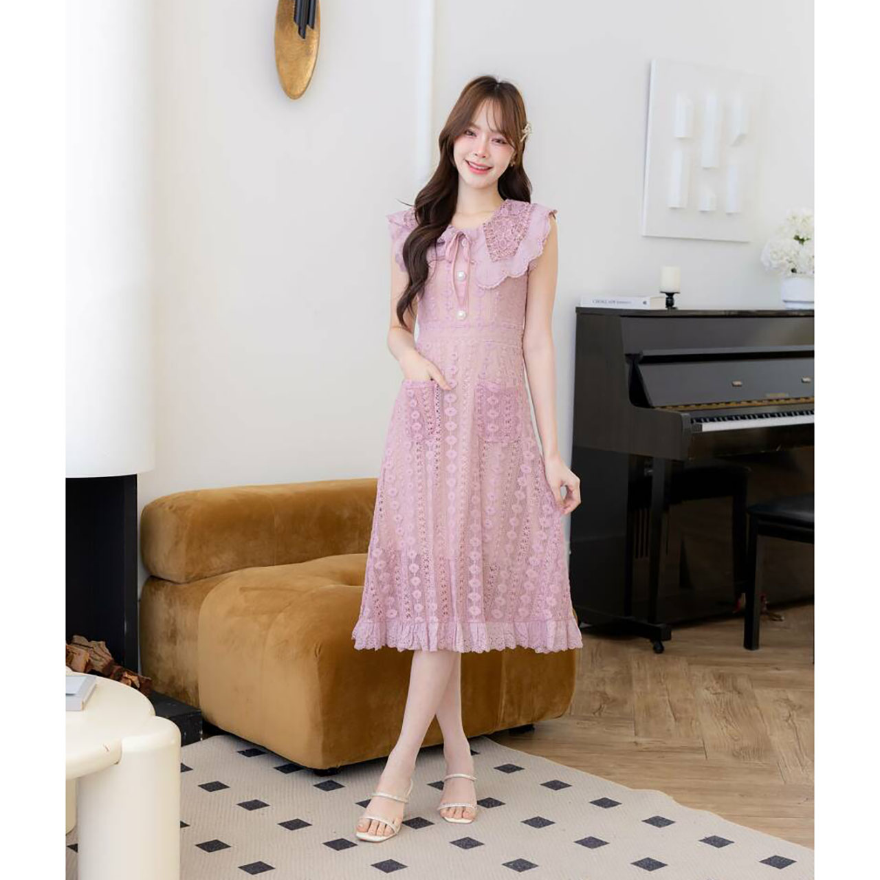 kudapy เดรสสั้นสีขาว/สีชมพู ผ้าลูกไม้ยาวคอปกฉลุ