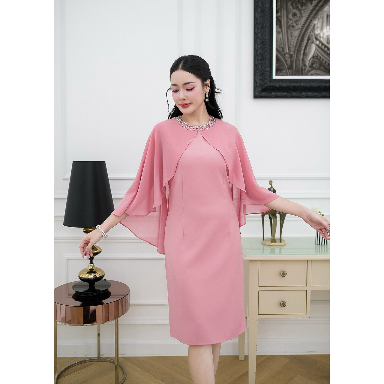 kudapy เดรสสไตล์คลุมไหล่ รอบคอแต่งเพชร ตัวเดรสเป็นงานผ้าทอผสมจะใส่สบายนุ่มผิว