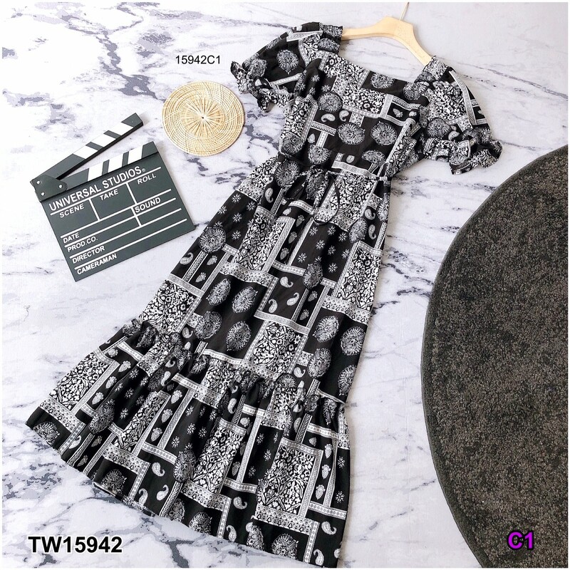 kudapy เดรสยาวสีกรมท่า ดำ แดง คอเหลี่ยมแขนพอง ผ้าวูลพีช พิมลายกราฟฟิก ชายเดรสระบาย