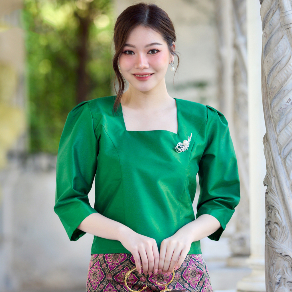 kudapy เซตออกงานสีเขียว คอเหลี่ยม แขนสามส่วน เสื้อผ้าไหม+ผ้าถุงทอลายกาฬสินทร์ ทบหน้า