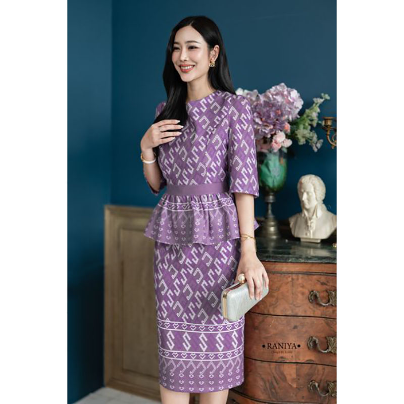 kudapy Set 2 ชิ้น ผ้าโพลีเอสเตอร์แบบทอ งานพิมพ์ลาย ตัวเสื้อคอกลม จับจีบช่วงเอวช่วยอำพรางหุ่น วกระโปรงผ่าหลังเล็กน้อย