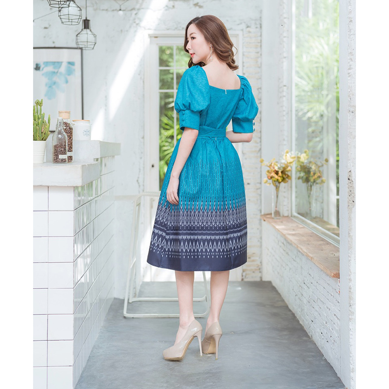 kudapy เดรสสั้นผ้าไทยคอเหลี่ยมสีชมพู/สีฟ้า แขนตุ๊กตายกพอง มีเข็มขัดรัดเอว ผ้าพิมพ์ลายไทยสวยตามแบบ