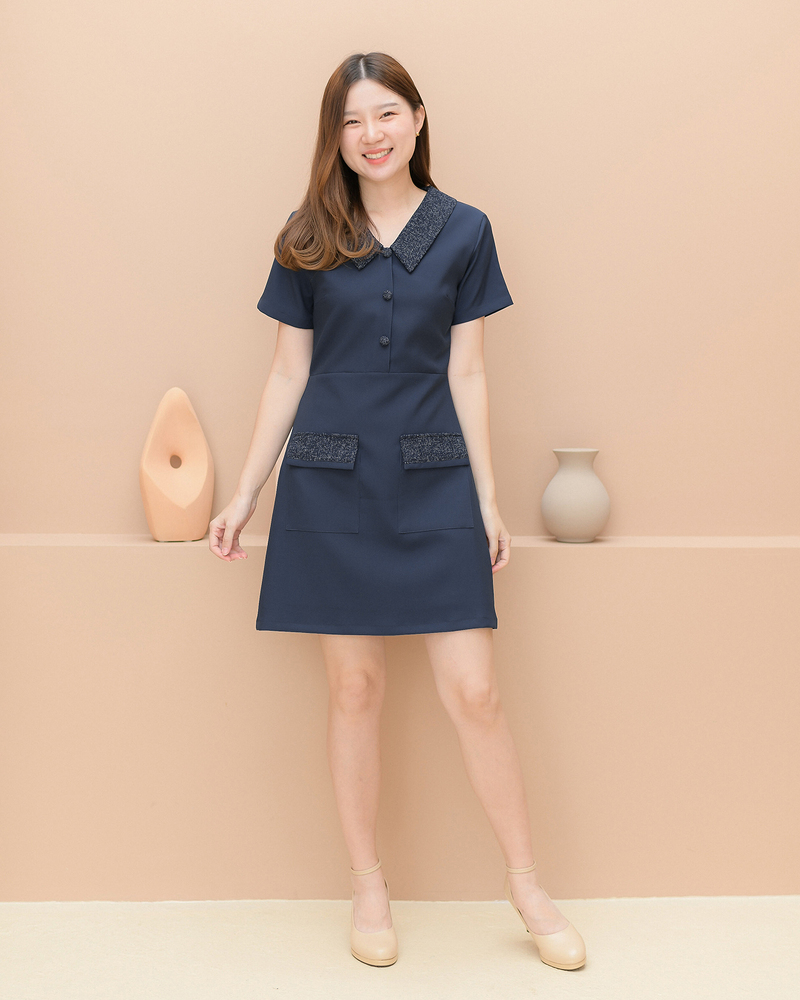 kudapy เดรสสั้นสีเทาฟ้า/สีครีมเข้ม/สีดำ/สีชมพูอ่อน คอปกแขนสั้น แต่งปกและฝากระเป๋าด้วยผ้าชาแนลโทนสีแมทช์กับชุด