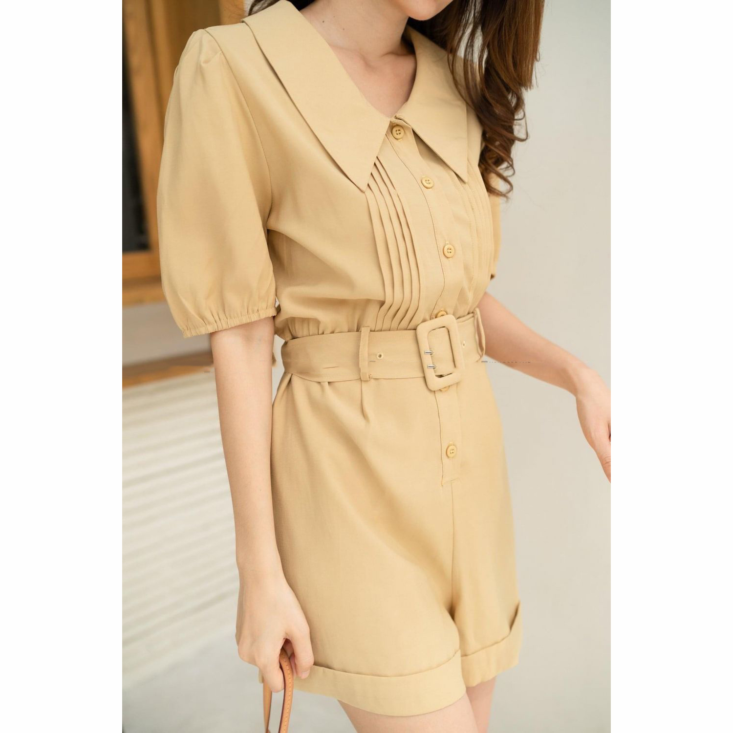 kudapy จั้มสูทขาสั้นสีขาว สีเหลือง สีฟ้า สีดำ จั้มคอบัว แขนพองทรงสั้น มีเข็มขัดให้ตามแบบ ผ้าใส่สบายไม่ร้อน