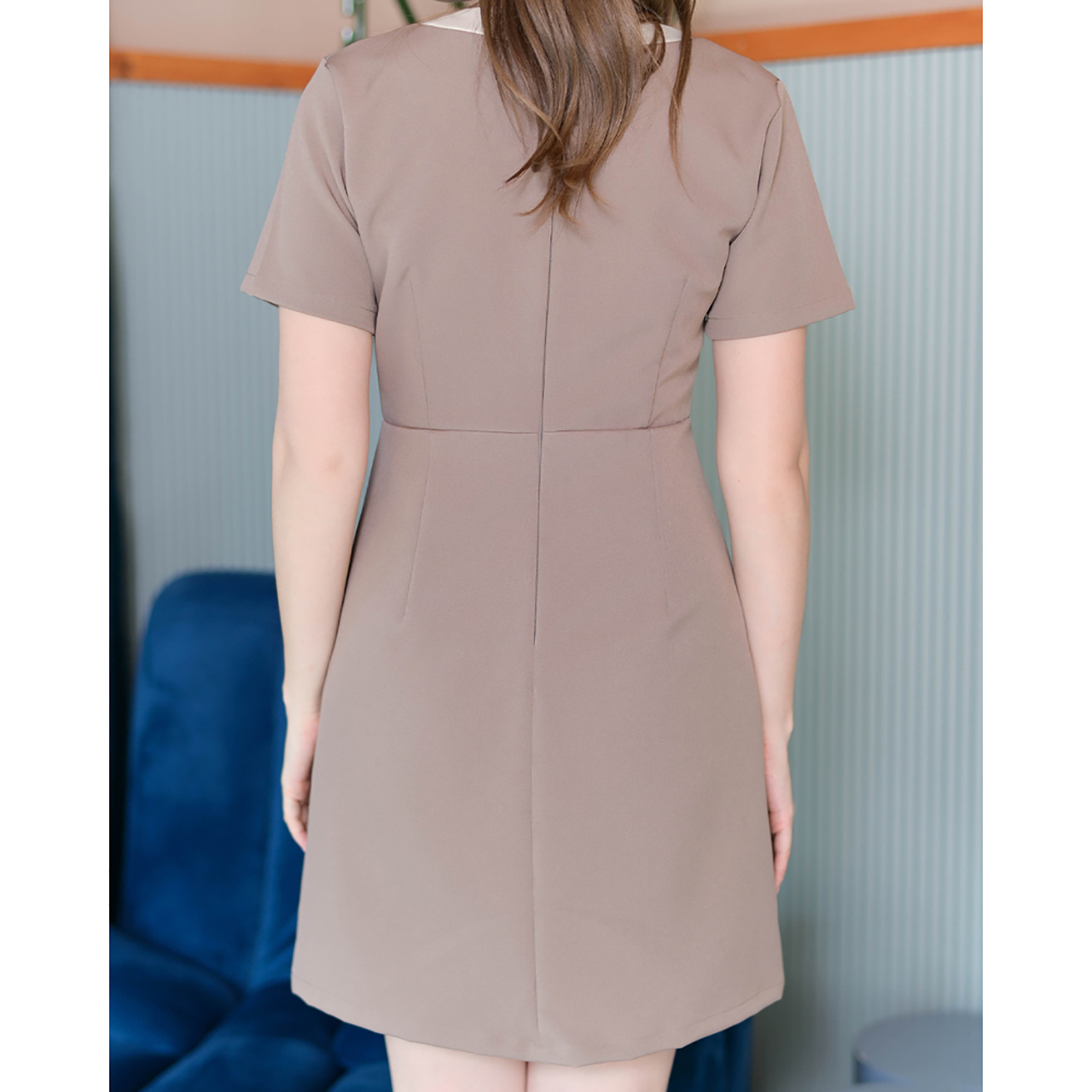 kudapy เดรสแขนสั้นคอวี แต่งคอทูโทน แพทเทิร์นตัดต่อกลางตัวเสื้อแต่งกระดุมปั๊มเพิ่มความคิวท์