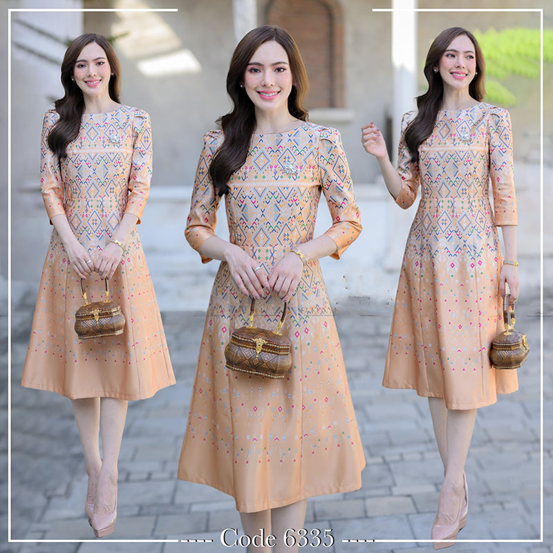 kudapy เดรสสั้นสีเขียวตอง , สีทอง ผ้าSatin silk อัดกาวพิมพ์ลวดลายแพรวา แขนสามส่วน คอกลม มาพร้อมชิปหลังซับในใส่สบาย